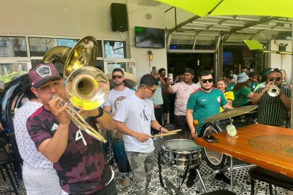 Los mexicanos se hicieron presentes con música.