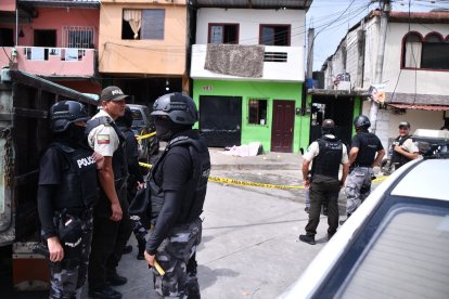 La policía buscando indicios en uno de los ataques en la provincia orense.