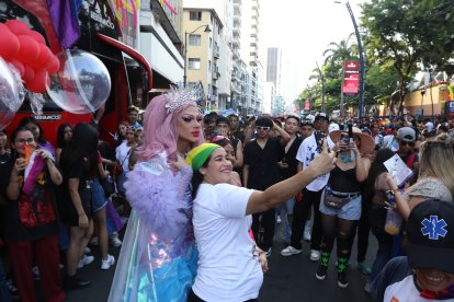 Las dignidades de la comunidad GLBTI se fotografiaron con los presentes.