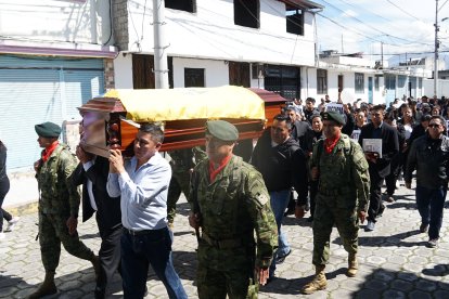 Los familiares recorrieron el barrio donde creció la oficial con el féretro que llevaba sus restos.