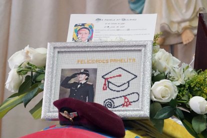 Encima del féretro colocaron un recuerdo que le hicieron a Aidita cuando se graduó como oficial.