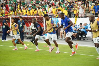 Parte del equipo tricolor durante el calentamiento previo en el último partido ante México, donde consiguió la clasificación a cuartos de final.