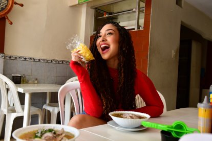 A la panameña le gustaron los chifles en su encebollado.