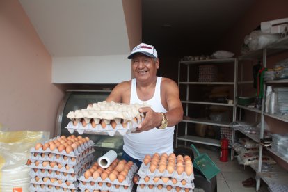 Las cubetas de huevos están envueltas en cinta para evitar que se rompan en el camino.