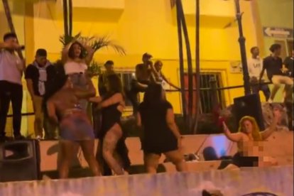 Captura de pantalla del video que muestra a una señora desnudarse en el cerro.