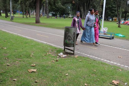 Hay personas que dejan la basura junto a los cestos. Es lo que se puede ver en El Ejido.