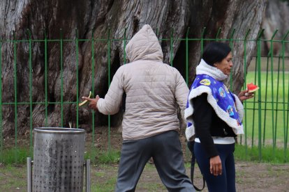 Algunos visitantes sí cuidan el parque y, en lugar de dejar basura en cualquier sitio, caminan hasta los contenedores.