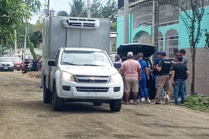 Agentes de Criminalística inspeccionaron el vehículo de la víctima.