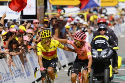Richard Carapaz, con el maillot amarillo, agradeció el apoyo de su compañero Ben Healy.