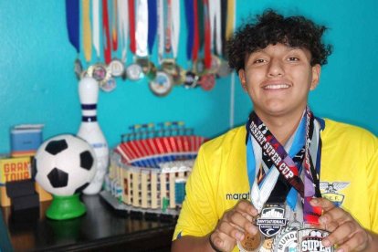 Walter Alulema con varias de las medallas que ha ganado en Estados Unidos.