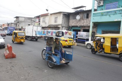 Locales del suroeste de Guayaquil son obligados a dar dinero.