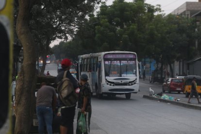 Un bus toma el carril más lejano a un paradero en zona roja, para evitar que pillos se suban a robar.