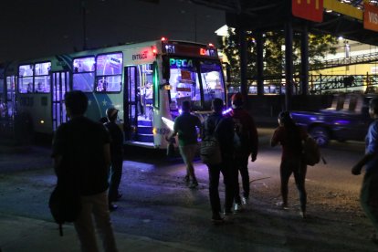Las paradas de la Perimetral son las que más asaltos reportan. Nada pueden hacer los conductores para evitarlo.