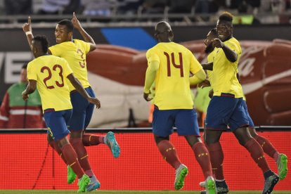 Los jugadores de Ecuador van a celebrar con Frickson Erazo el tanto que marcó.