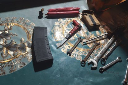 Parte de las evidencias decomisadas durante el operativo.
