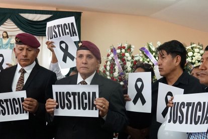 Durante el velorio,  amigos del padre de la subteniente Aidita Ati pidieron justicia por el presunto femicidio.
