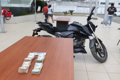 Dinero, un celular y una motocicleta fueron las evidencias.