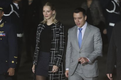 El presidente de Ecuador, Daniel Noboa (d), y su esposa, Lavinia Valbonesi, caminan a su llegada este miércoles, al Grupo Aéreo No. 8 en Lima (Perú).