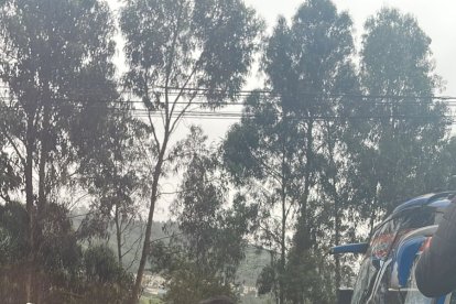 La gente se movilizaba a pie por el sector y también ayudando a los afectados.