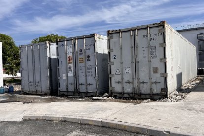 El jueves, en la mañana, fueron abiertos los tres contenedores de la morgue de Guayaquil y sacaron todos los cuerpos.