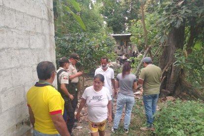 El doble crimen consternó al vecindario en el recinto del cantón Salitre.