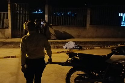 El cuerpo del extranjero quedó inerte en la calle.