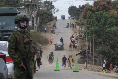 En el sector se escucharon varias detonaciones de arma de fuego.