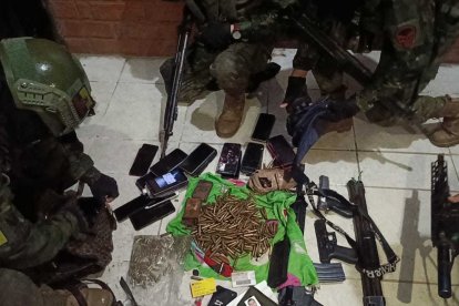 Los militares decomisaron armas y varios tipos de municiones.