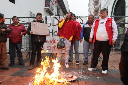 Además, manifestantes quemaron la imagen de Noboa.