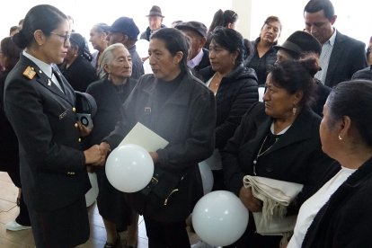 Compañeras de promoción de Aidita le dan las condolencias a su madre.