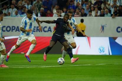 Moisés Caicedo fue una de las estrellas en el primer tiempo.