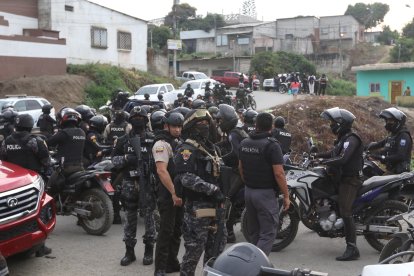 Decenas de policías llegaron a detener a los sospechosos del crimen.