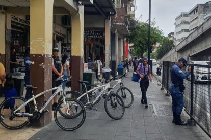 Agentes policiales luego acudieron al sitio en donde se produjo el hecho.