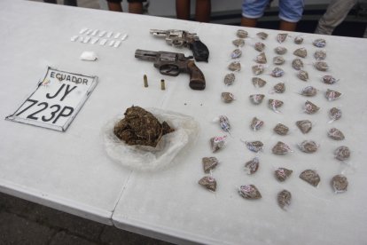 Entre las evidencias hay drogas, dos armas de fuego y placas de motos.