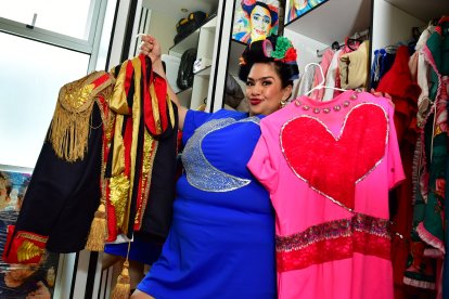 La Mofle mostrando sus vestidos y accesorios que conserva.