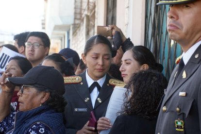 Compañeras de la subteniente Ati lloran su partida durante el velorio.