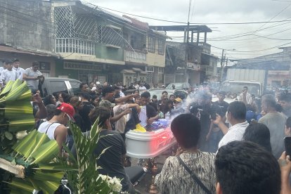 Ecuador

El día de su velatorio, los amigos le dedicaron la música que le gustaba y la banda de la Boca del Pozo le cantó las de Emelec.
