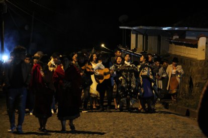 Los grupos de bailadores suben por la calle principal hacia la parte más alta de la comuna de Zuleta