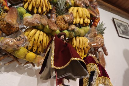 En cada casa se pueden encontrar coronas de frutas y panes junto a la imagen de San Juan.