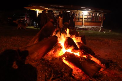 Todo empieza con las chamizas en la cancha principal.