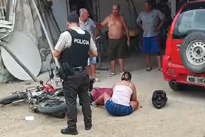 Conocidos de la víctima llegaron al sitio del infortunio.