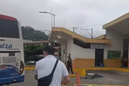 Personas que transitaban por la terminal presenciaron el hecho.