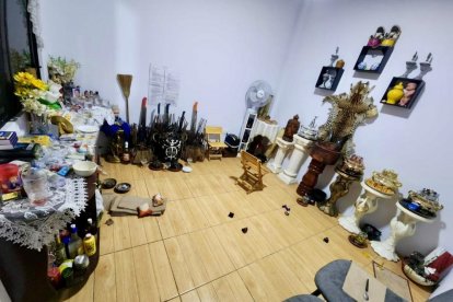 Esta imagen corresponde a uno de los allanamientos ejecutados por los investigadores. Hallaron estos altares que no estarían bien colocados.