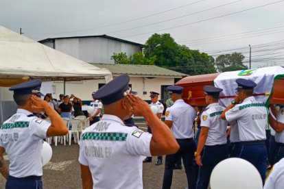 Con una calle de honor rindieron homenaje póstumo al agente fallecido.