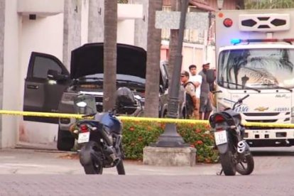 El cadáver quedó en la vereda cerca  de esta camioneta doble cabina.