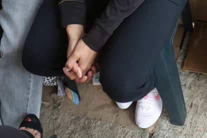 La madre ruega por la salud de sus dos hijitos