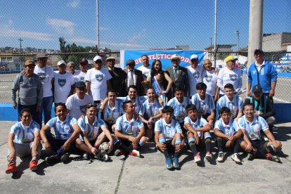 Fundadores del club Sodiro y los jugadores actuales posaron tras concluir la inauguración.