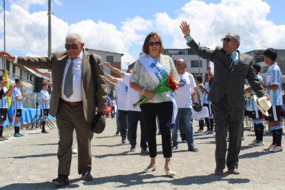 Mariana Altamirano (c), madrina de los Sodiros, fue designada señorita confraternidad.