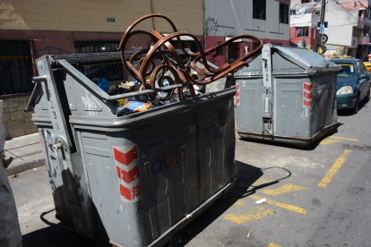 Aunque es prohibido, los ciudadanos botan muebles viejos en los contenedores.