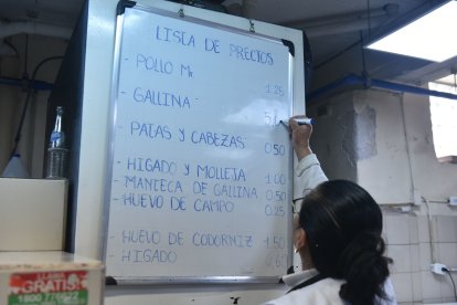 Todos los días, doña Ximena usa una pizarra para colocar los precios de cada parte de las aves.